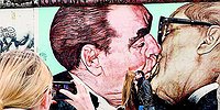 Головой о берлинскую стену