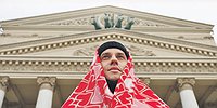 Люди мерзнут за балет